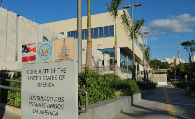 Consulado dos Estados Unidos da América com bandeira americana e brasão em destaque
 Consulado dos Estados Unidos da América com bandeira americana e brasão em destaque