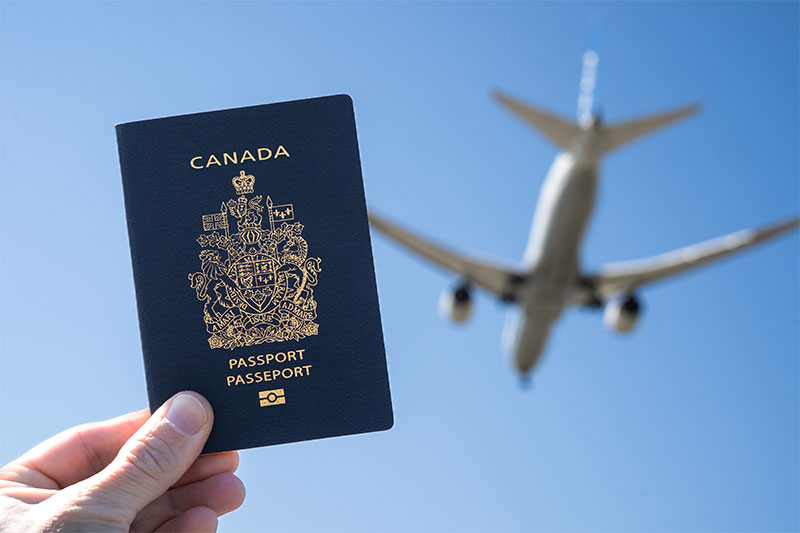 Passaporte canadense e avião
